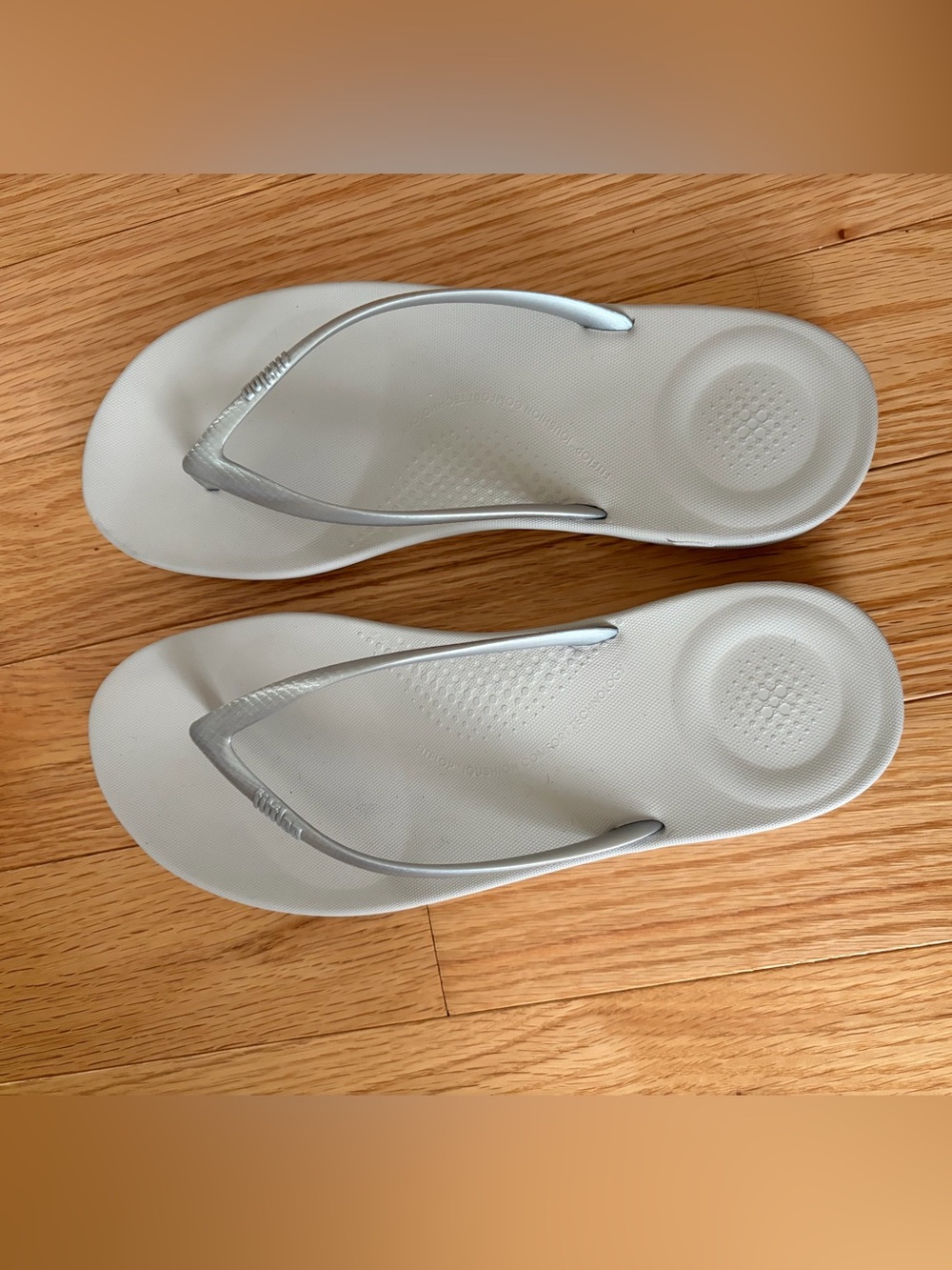 Fitflop iqushion flip flop size 8.5 silver worn once